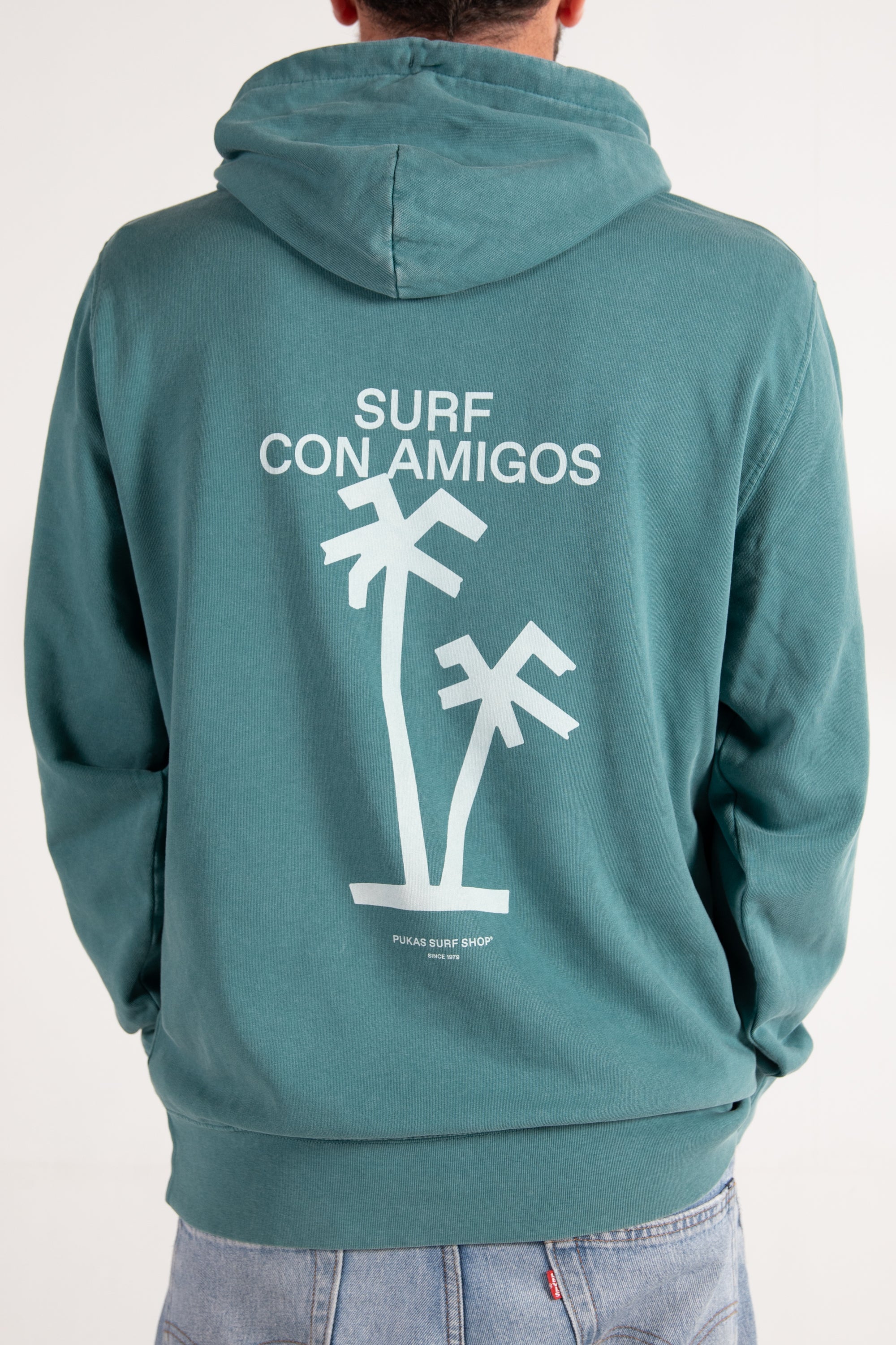 PUKAS-SURF-SHOP-HOODIE-MAN-SURFING-THE-BASQUE-COUNTRY-SURFING-CON-AMIGOS-GREEN