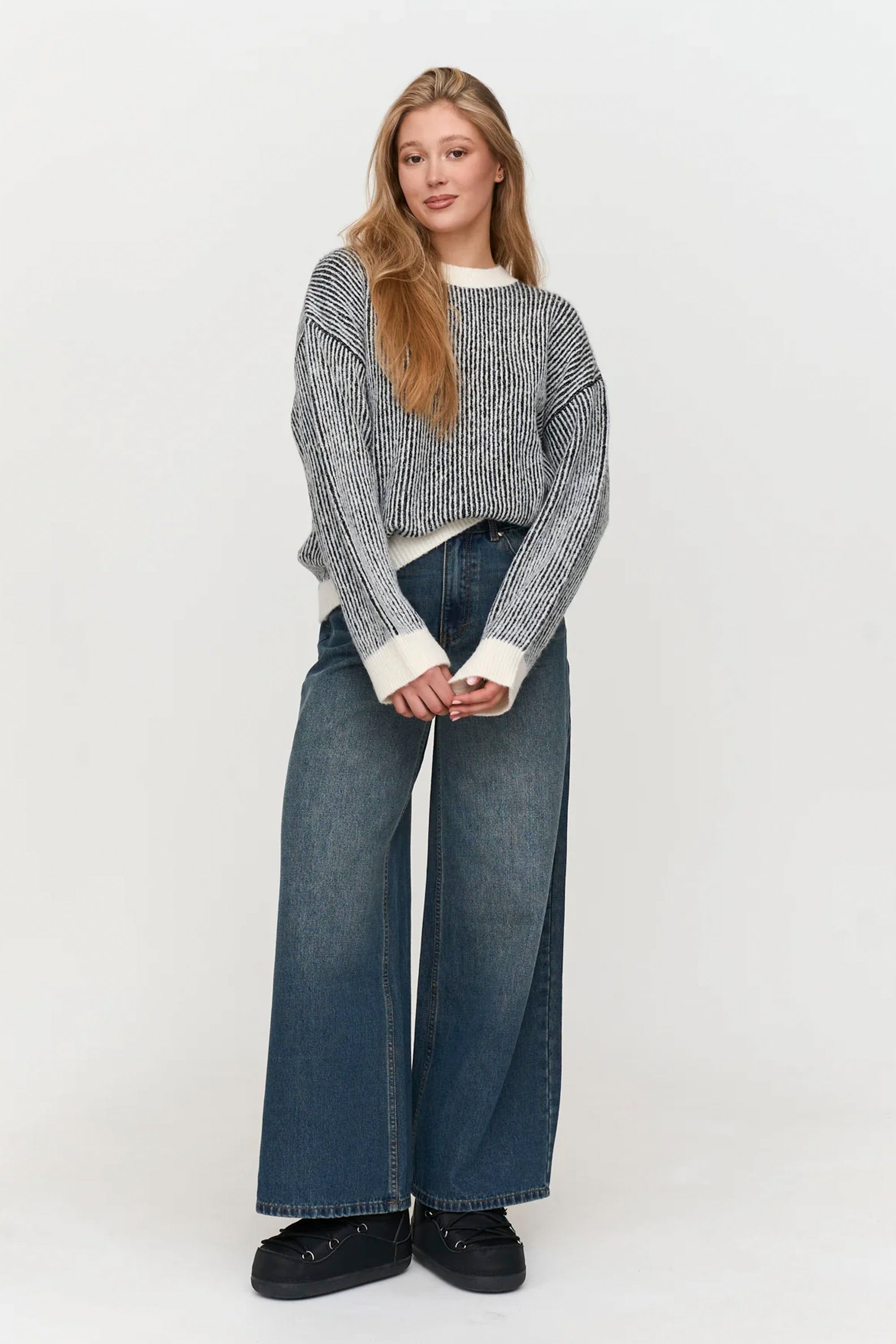 24 Colours Happylifeshops striped knit sweater black white contrast relaxed fit