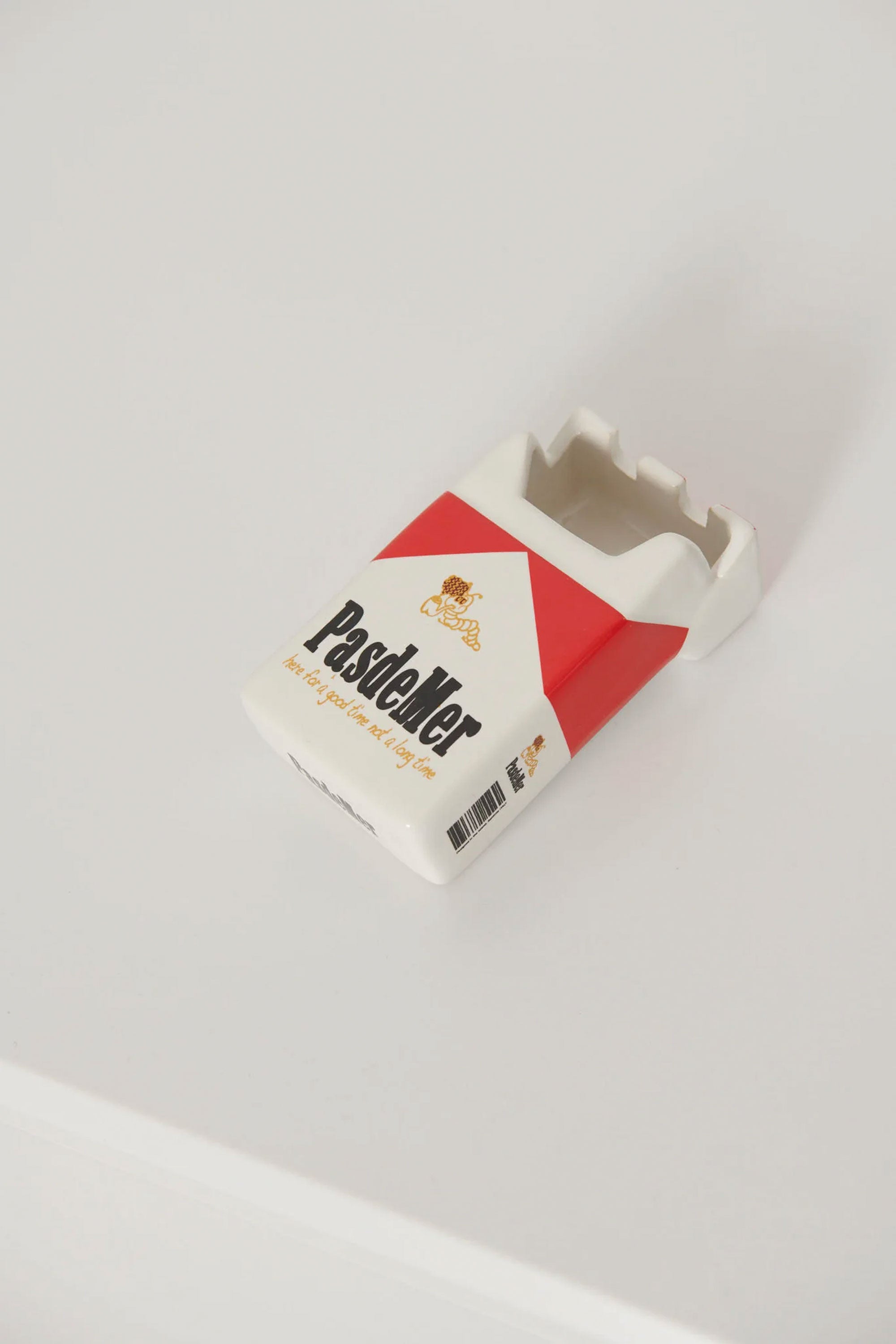 Happylifeshops Pas de Mer ceramic ashtray in red and white silhouette