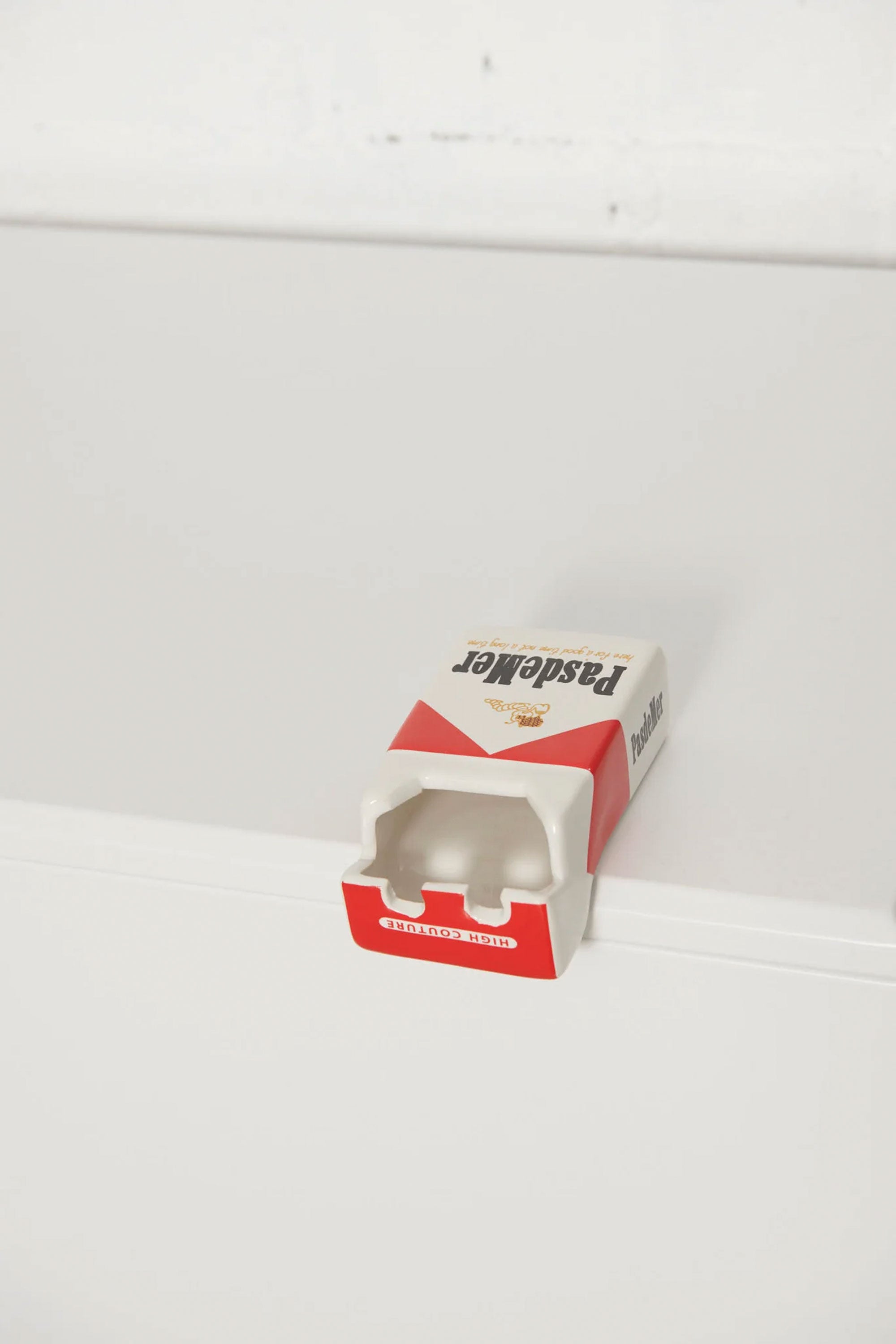 Happylifeshops Pas de Mer ceramic ashtray in red and white silhouette