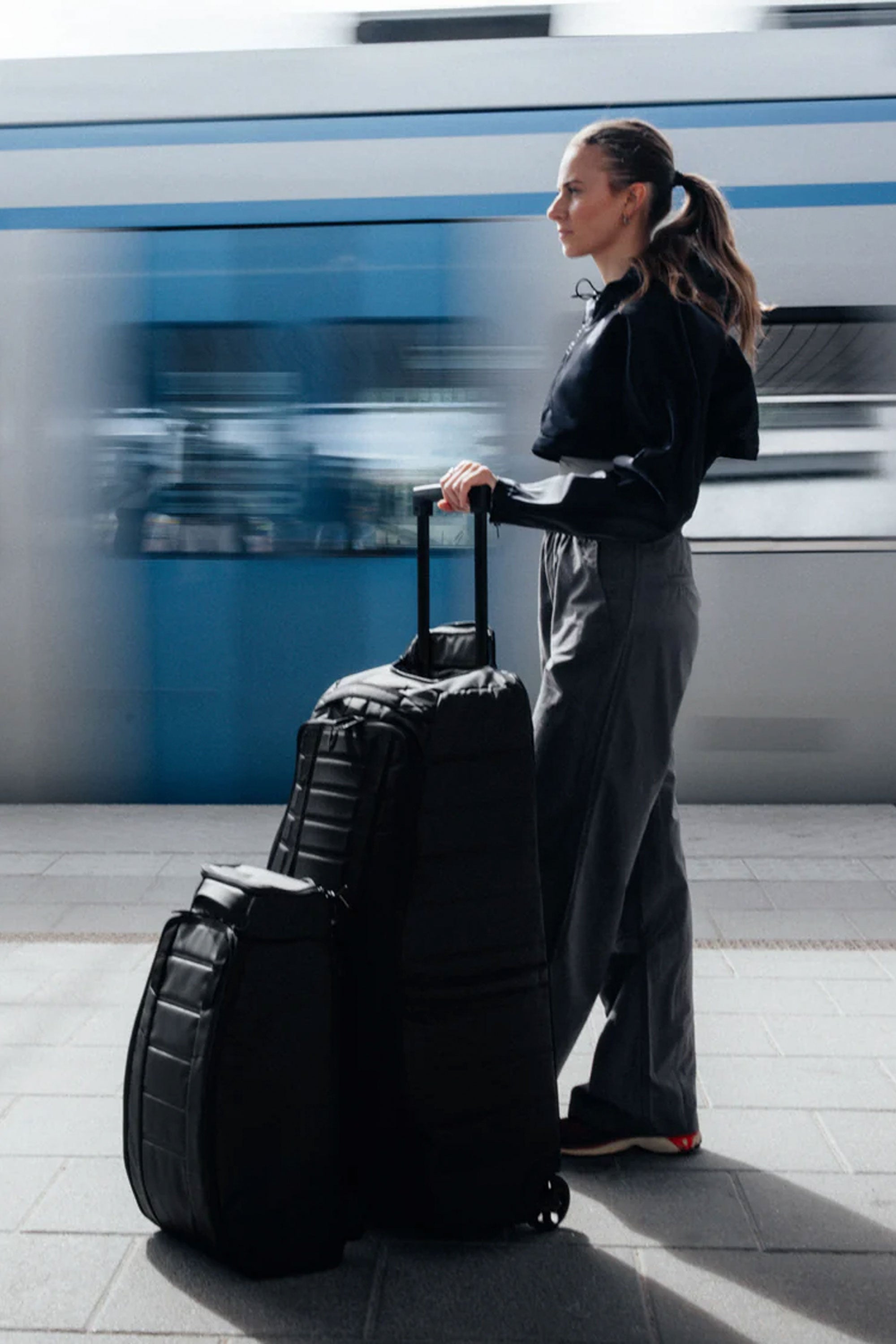 Pukas-Surf-Shop-Db-Journey-backpack-hugger-30l-black-out