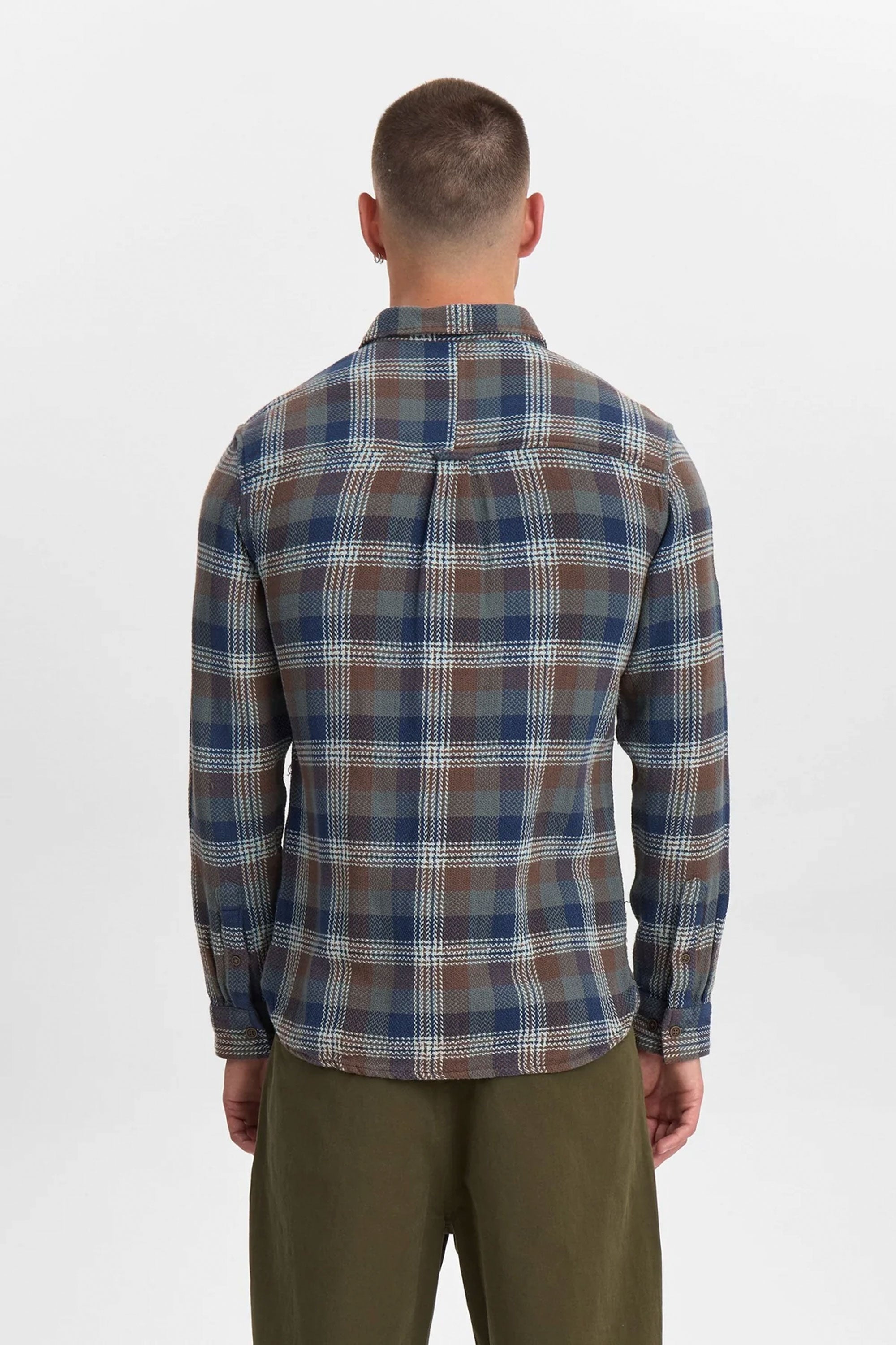 Pukas-Surf-Shop-Man-Shirt-Anerkjendt-Akleif-Indigo-Shirt-Carafe-2