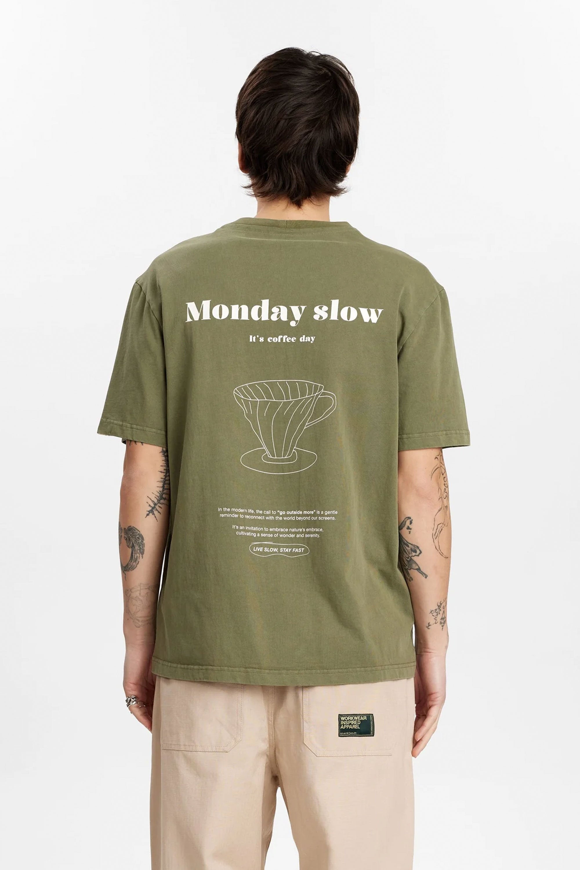 Happylifeshops Man Tee Anerkjendt Akkikki Monday Slow Deep Lichen Green