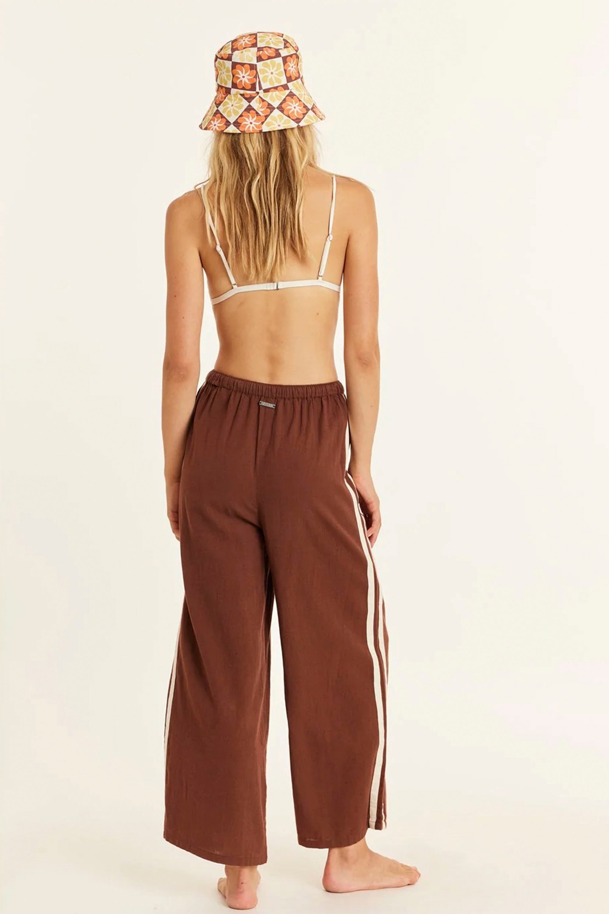 Happylifeshops Sisstrevolution Walk The Line Pant espresso brown relaxed beach-to-city style