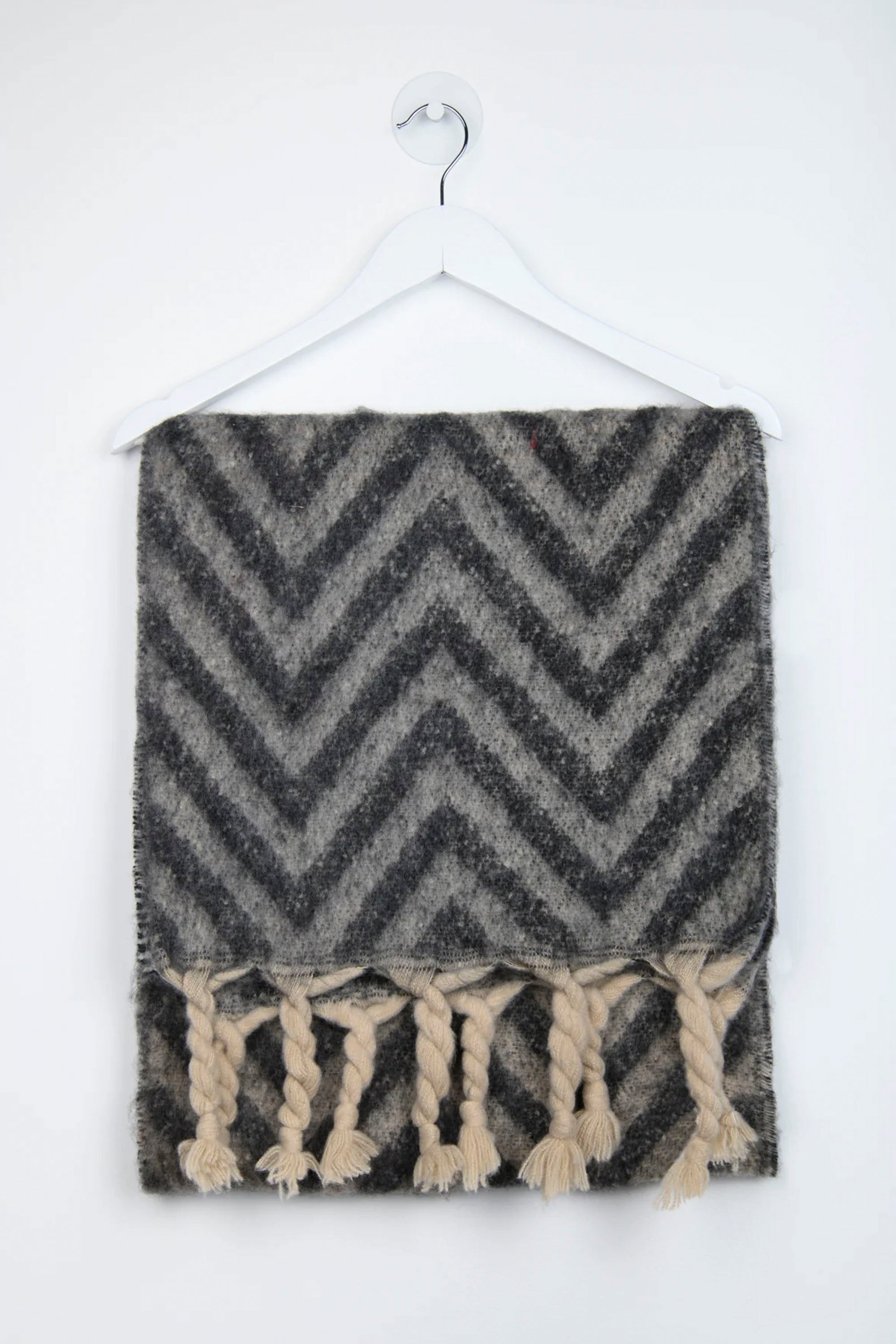 24 Colours Happylifeshops patterned scarf with bold print and cozy texture