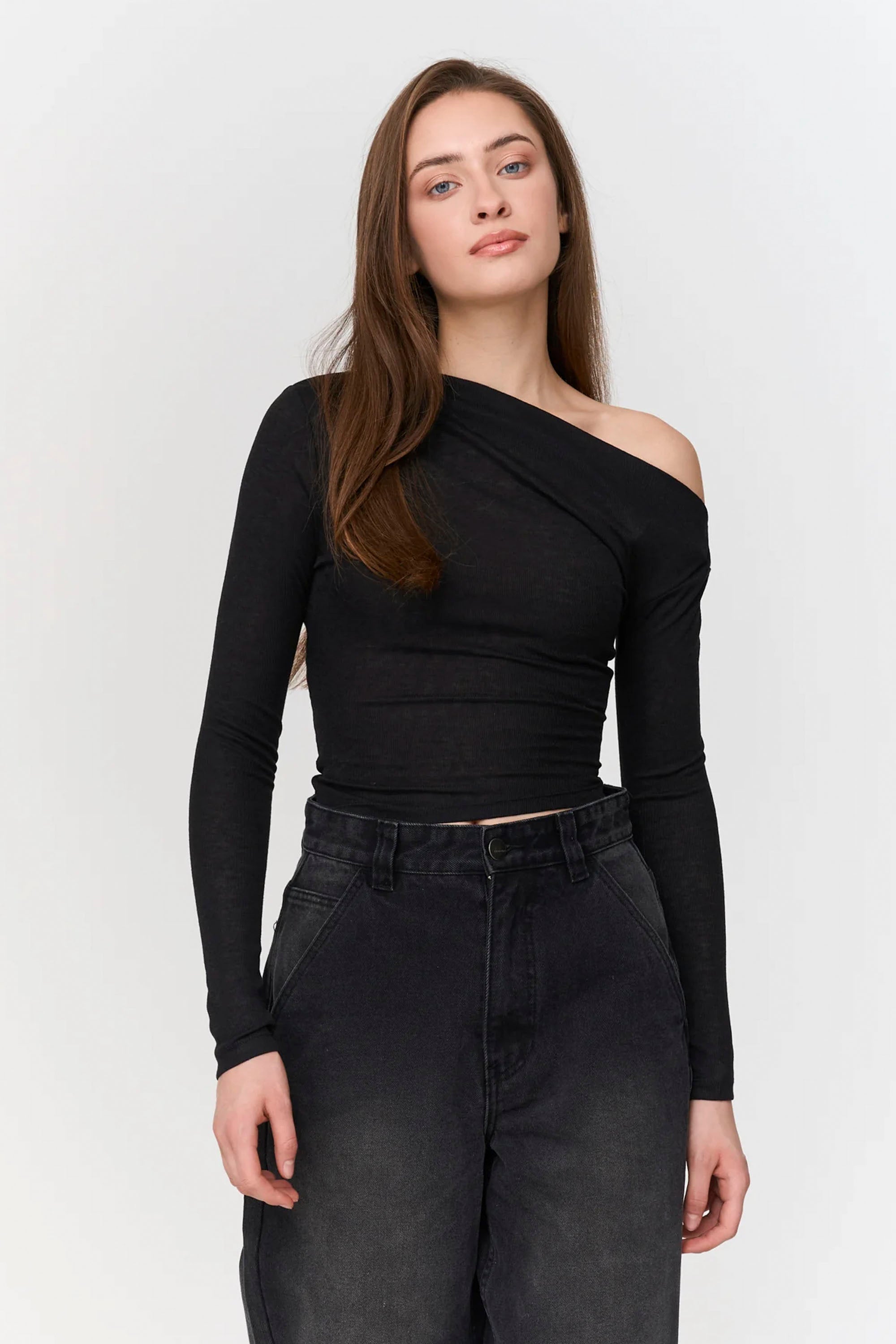 24 Colours Happylifeshops black tee structured silhouette relaxed base layer