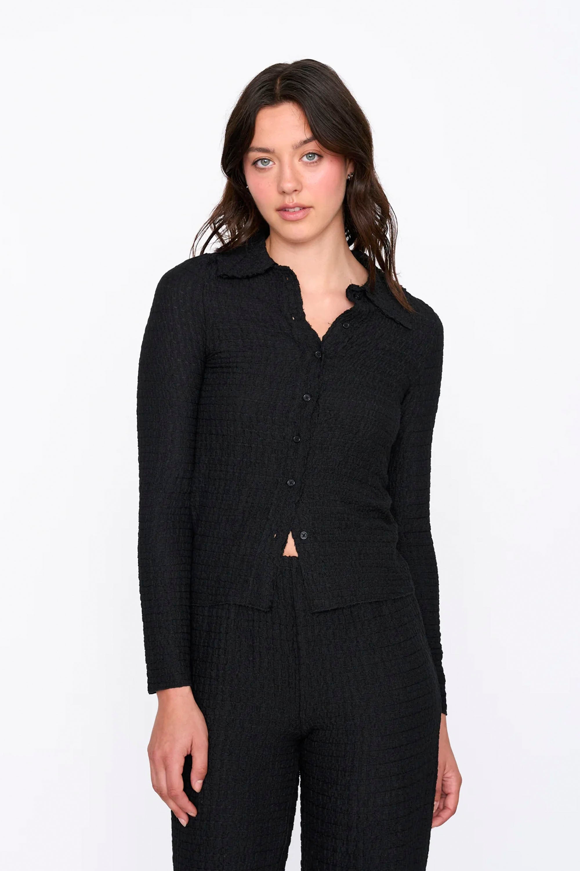 24 Colours Happylifeshops black minimalist tee relaxed silhouette organic clean style