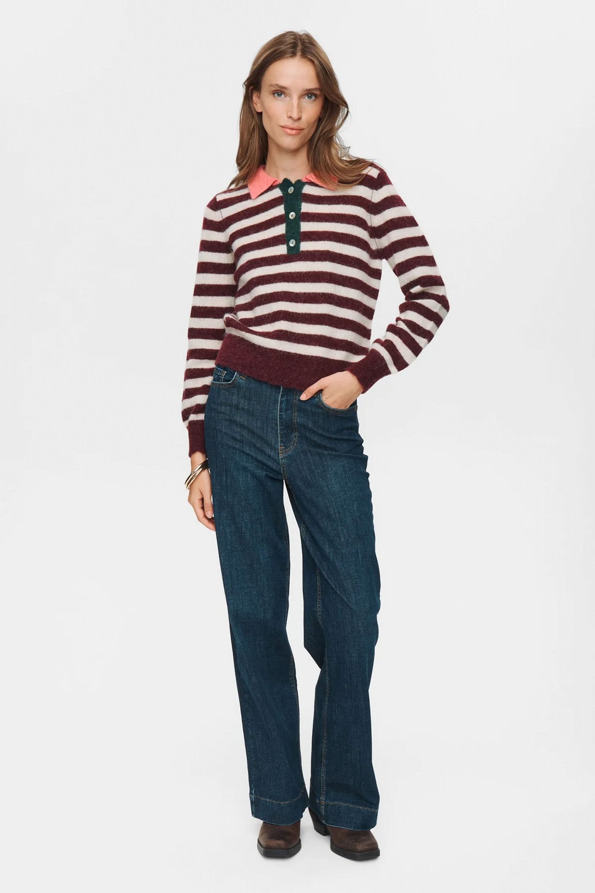 Happylifeshops Woman wearing a striped sweater and blue jeans Nümph