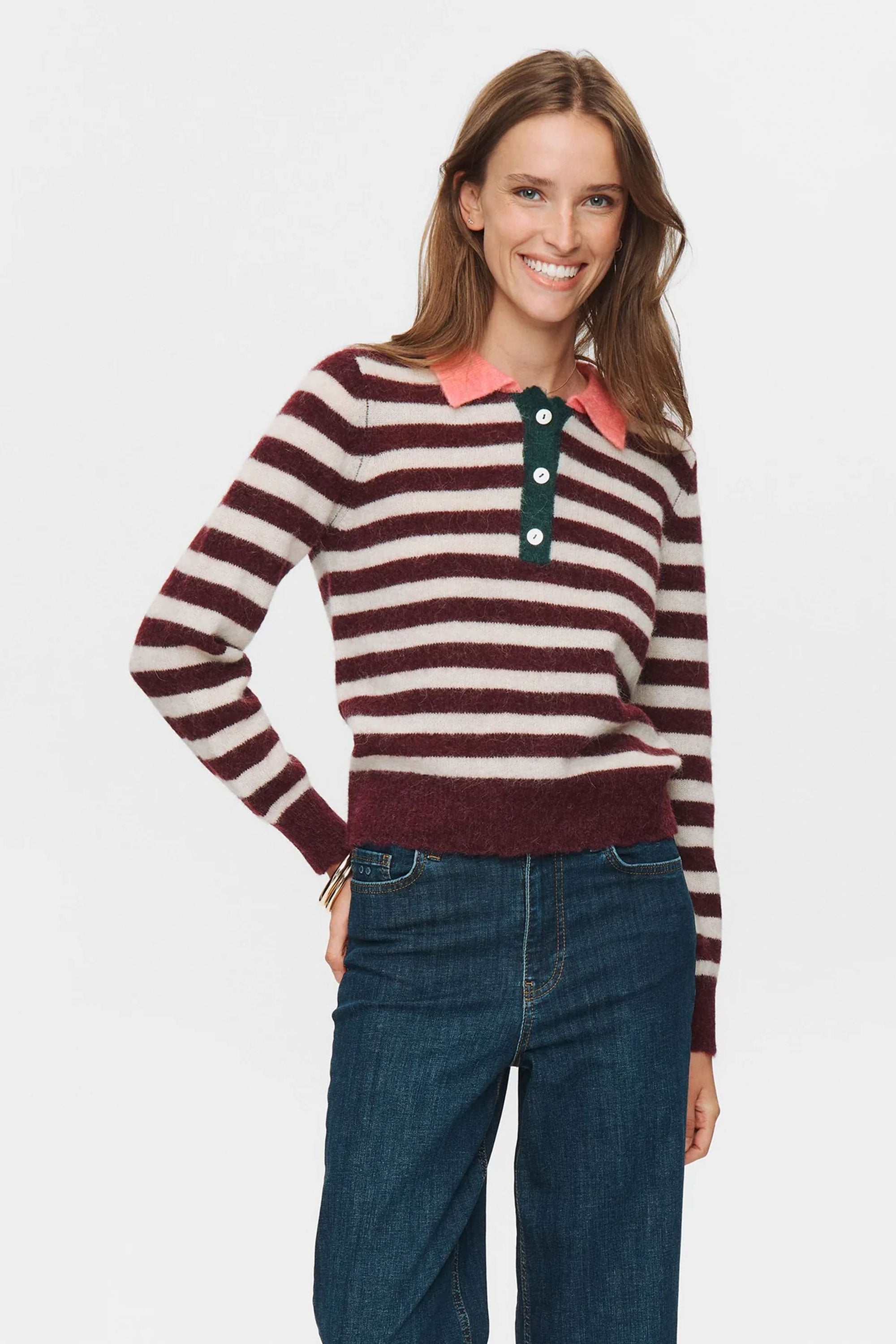 Happylifeshops Woman wearing a striped sweater and blue jeans Nümph