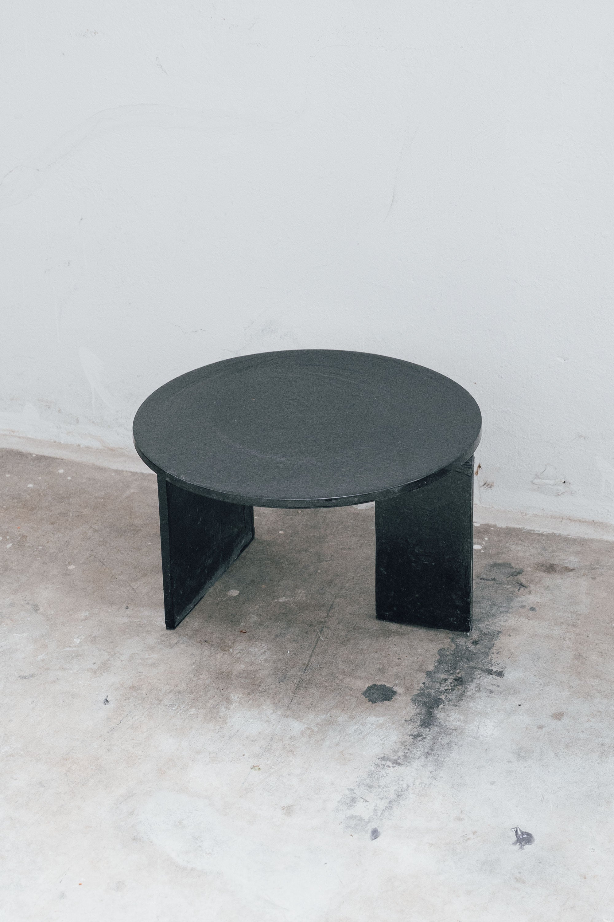 Pukas-Surf-Shop-hall-5-estudio-mesa-coffee-negro